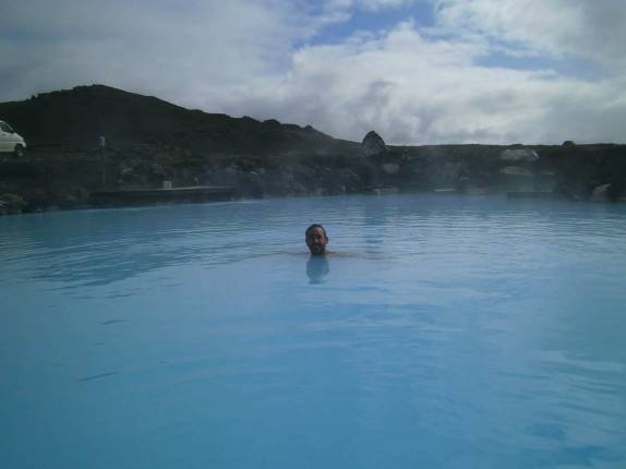 Relaxando nas águas quentes do lago natural no Myvatn Nature Bath, no norte da Islãndia